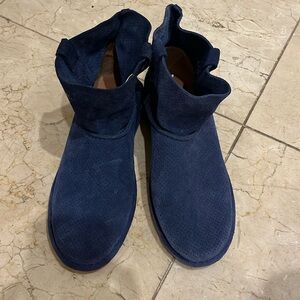 navy blue ugg boots never worn. No sherpa, cooler boot.